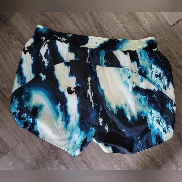 Womens Mid-Rise StretchTech Run Shorts - Picture 6 of 13